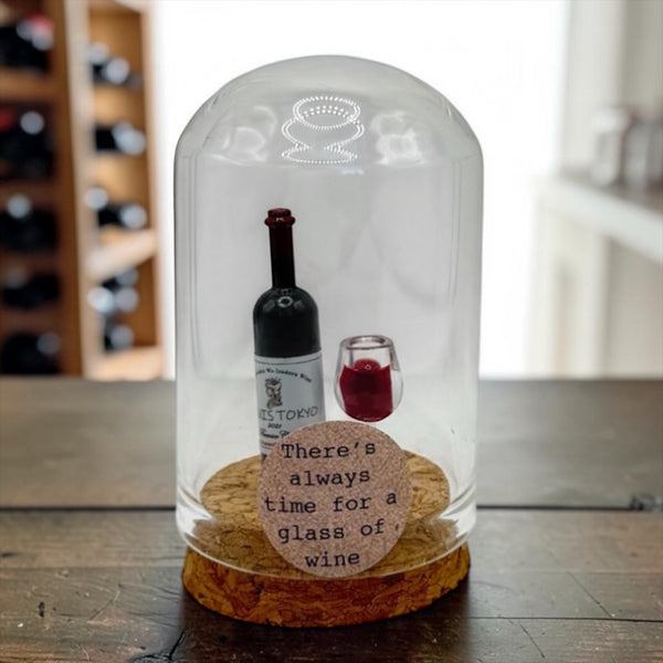 Always time for a glass of wine – Stolp met miniatuur wijnfles en glas