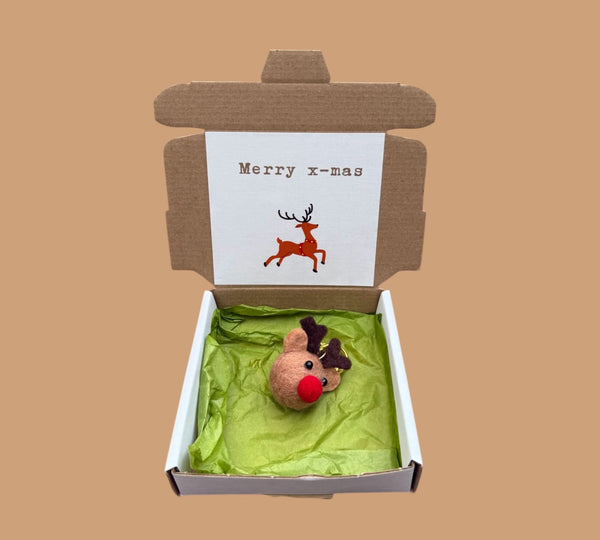 Schachtel mit fröhlichen Weihnachtsgeschenken