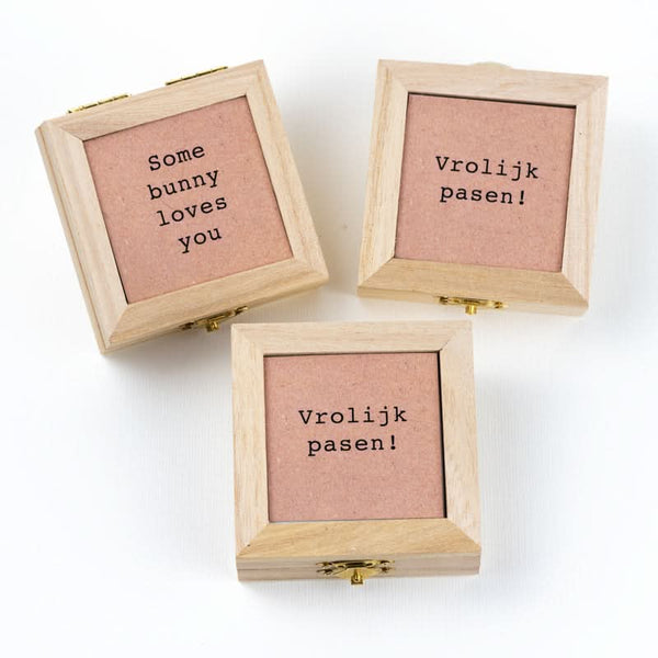 Küken in einer Kiste Frohe Ostern