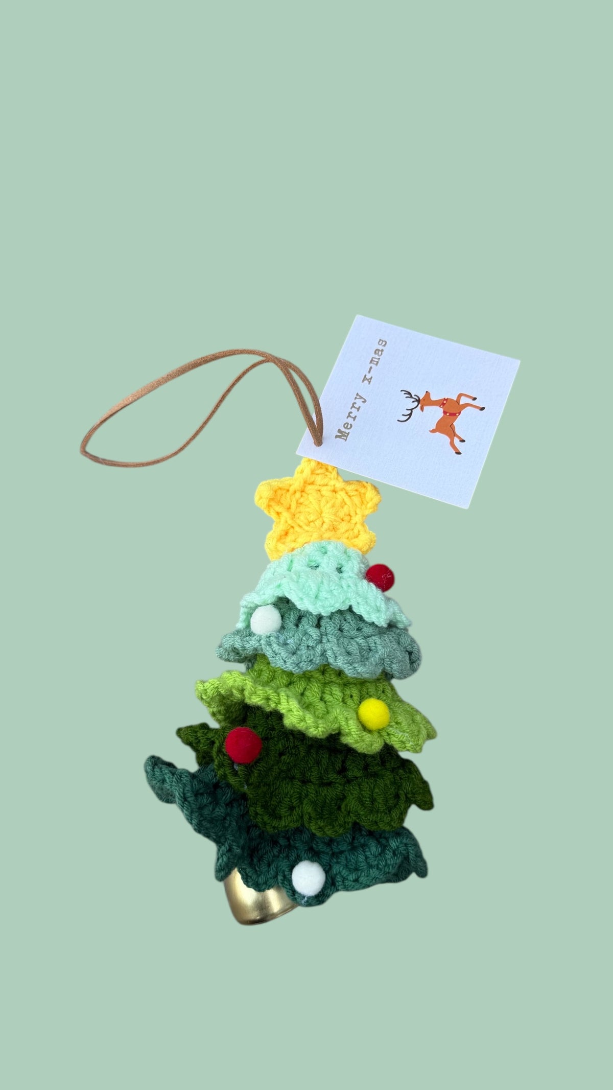 Hängender Weihnachtsbaum mit Glocke