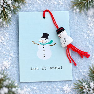Cadeaukaartje met sneeuwpop – Let it snow op passende kerstachtergrond