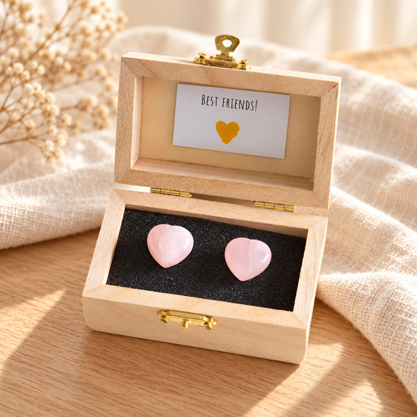 Rozenkwarts harten in houten cadeaukistje – Best friends