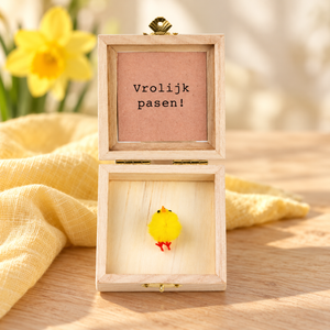 Paascadeau kuiken in houten cadeaukistje – Vrolijk Pasen