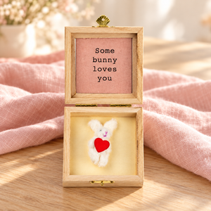 Konijntje met hart in houten cadeaukistje – Some bunny loves you