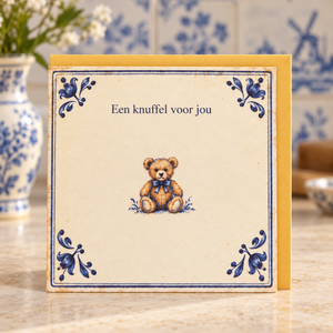 Delfts blauwe wenskaart – Een knuffel voor jou met één gouden envelop in Delftsblauwe omgeving