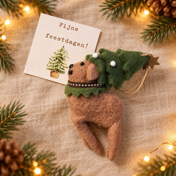 Kersthanger hondje met kerstboom met kaartje Fijne feestdagen en kerstachtergrond