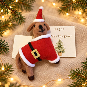 Kersthanger hondje in kerstmanpak met kaartje Fijne feestdagen en kerstachtergrond