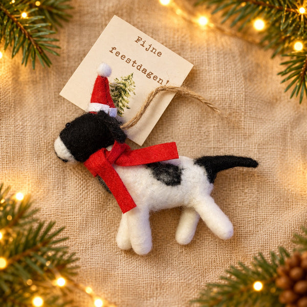 Kersthanger zwart-wit hondje met kerstmuts met kaartje Fijne feestdagen en kerstachtergrond