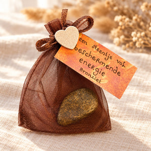 Bronziet knuffelsteen in bruin cadeauzakje met kaartje en houten hartje
