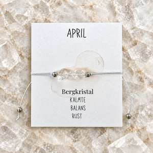 Maandarmband april op bijpassende edelsteenachtergrond