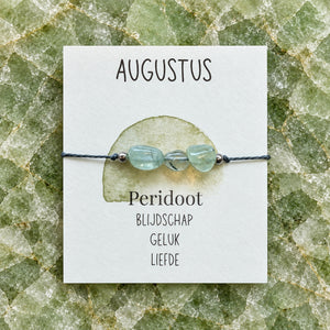 Maandarmband augustus op bijpassende edelsteenachtergrond
