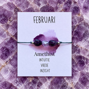 Maandarmband februari op bijpassende edelsteenachtergrond