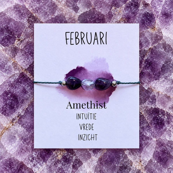 Maandarmband februari op bijpassende edelsteenachtergrond