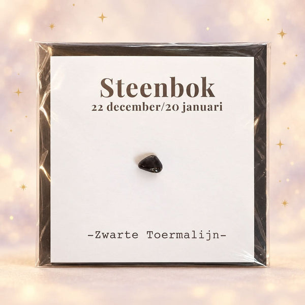 Sterrenbeeldkaart Steenbok met zwarte toermalijn en envelop op magische achtergrond